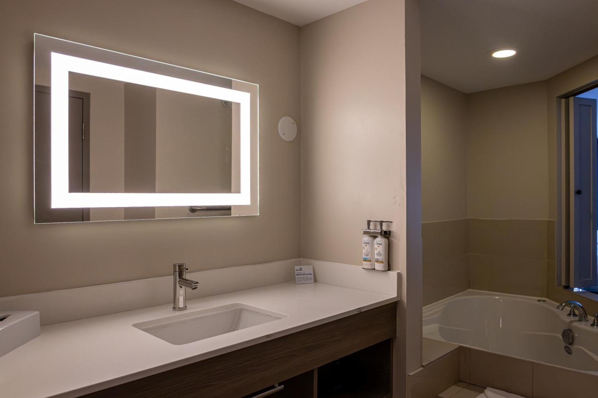 Holiday Inn Express Hotel & Suites Brockville By Ihg Esterno foto