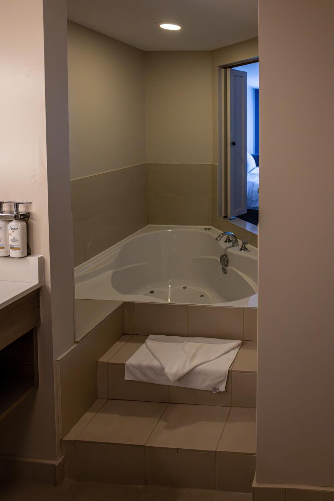 Holiday Inn Express Hotel & Suites Brockville By Ihg Esterno foto